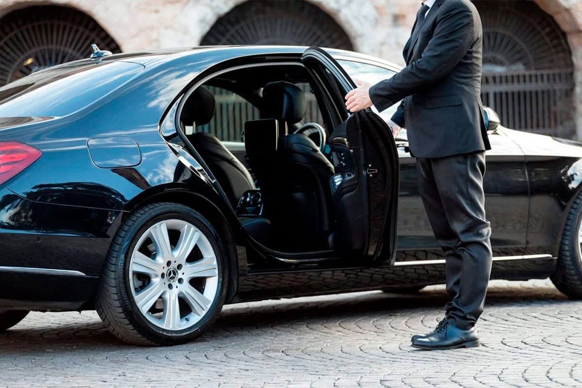 Comfortable private vehicle options for transportation in Peterborough Airport